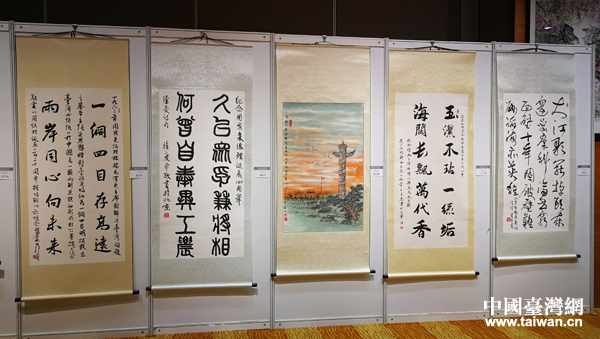 参展的部分作品，居中者为在京台籍著名书画家黄正襄作品