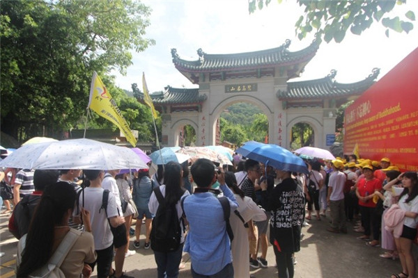 7月8日，厦门银行组织台湾实习生利用周末时间到厦门周边参观访问