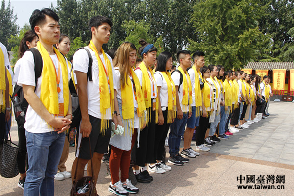 “情系青春——两岸青年中原行”的百位两岸青年学生共同拜祭人文始祖——轩辕黄帝，追根溯源。